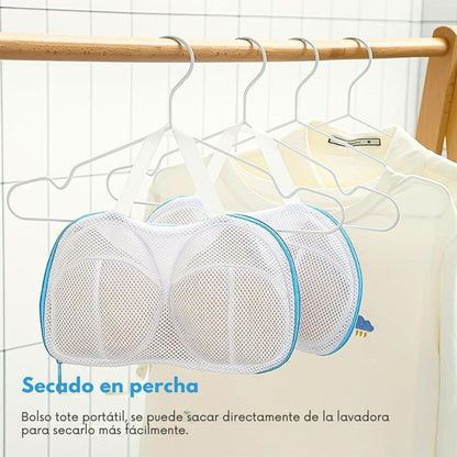 Dos bolsas de lavado colgadas en perchas para secar