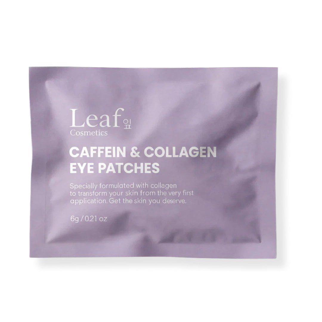 Sobre de los parches de ojos con cafeína y colágeno de 6 g sobre fondo blanco