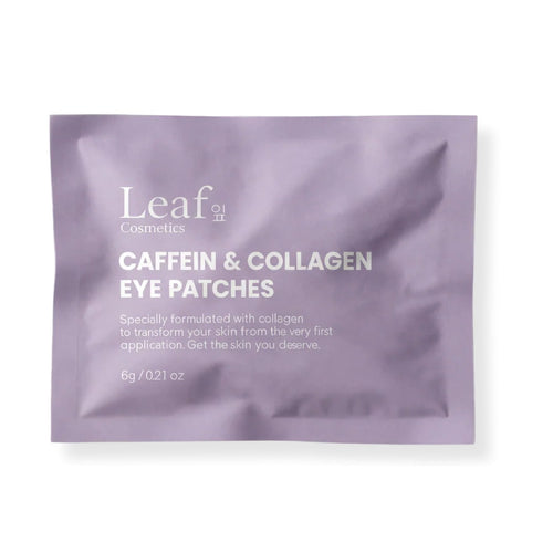 Sobre de los parches de ojos con cafeína y colágeno de 6 g sobre fondo blanco