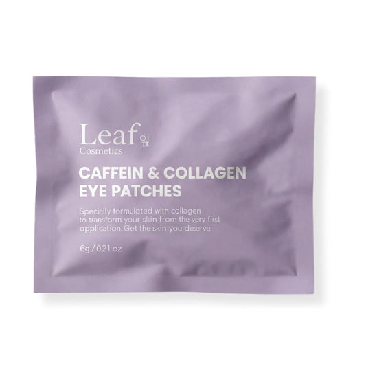 Sobre de los parches de ojos con cafeína y colágeno de 6 g sobre fondo blanco