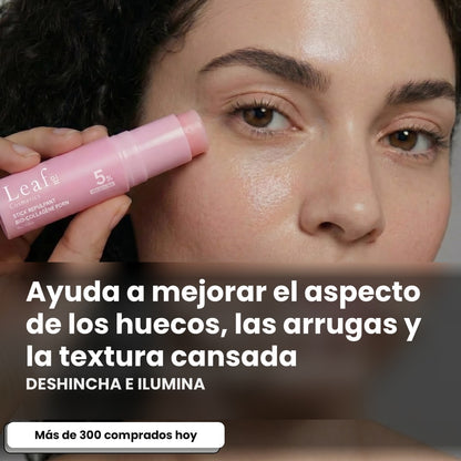 Mujer aplicando el stick reafirmante en el contorno de ojos